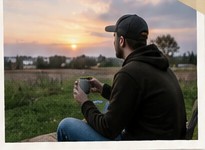 Autor bloga na działce